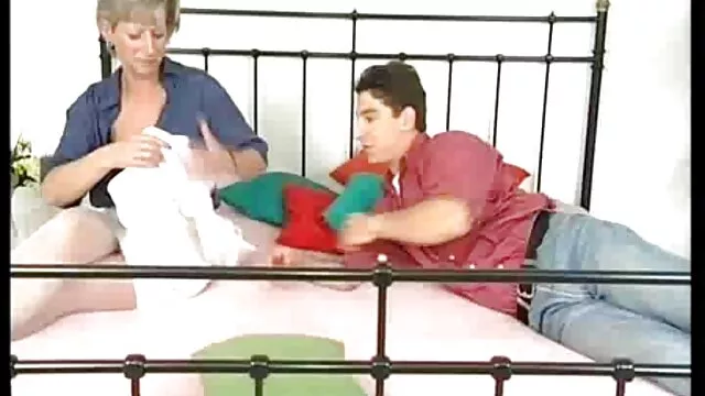 بهترین انجمن بدون ثبت نام  دو گربه عکسهای کوسوکون با سوراخهای مقعد خود بازی می کنند.